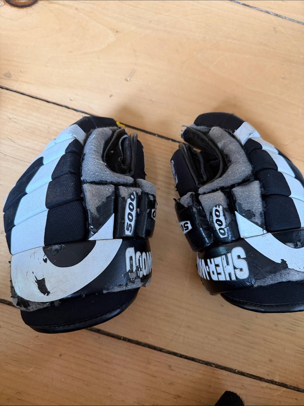 SHER-WOOD Kids Black and White Hockey Gloves size 11.5/29cm